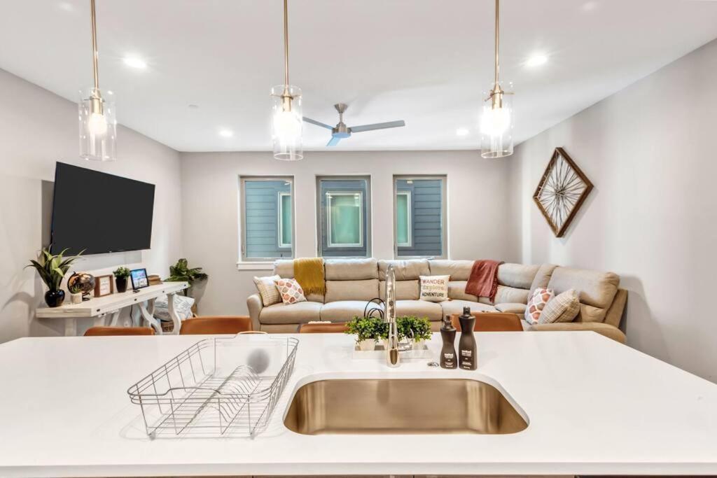 Private Rooftop Patio + 4 Story Home In Downtown Fw Форт-Уэрт Экстерьер фото